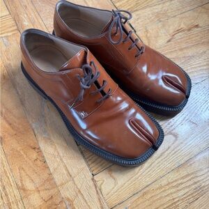 Maison Margiela Tan Tabi Split-Toe Lace-up Oxfords